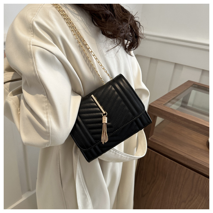 Borsa a tracolla donna con ricamo catena e nappine elegante_voghion.com