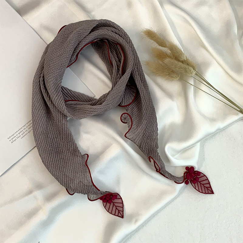 Bufanda triangular babero femenino nuevo estilo bufanda de seda plisada de todo fósforo sentido de alta calidad colgante de hoja pequeña bufanda de cuello bufanda decorativa