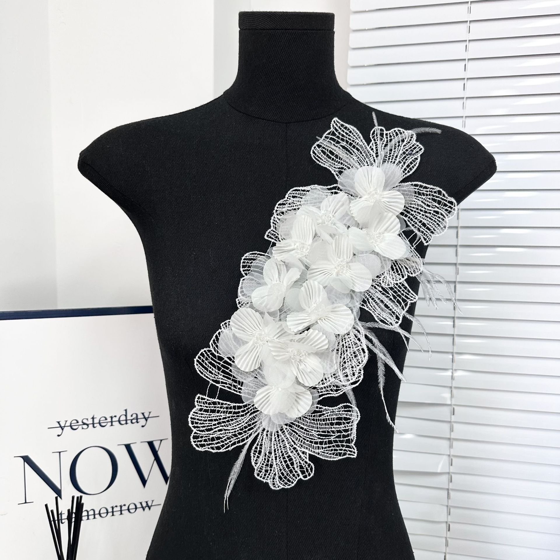 Flor de pecho hermoso nuevo encaje tridimensional pluma flor vestido vestido de mujer vestido de boda accesorios tocado