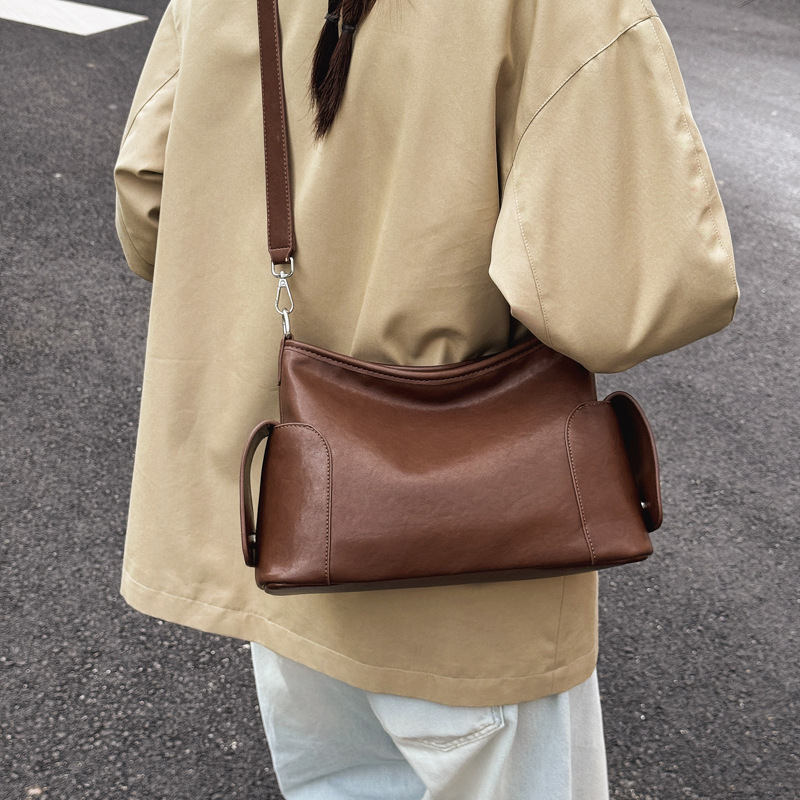 Bolsa de hombro y brazo de nicho francés para mujeres otoño / invierno 2025 nuevo retro mochila de cuero suave bolsa de viaje