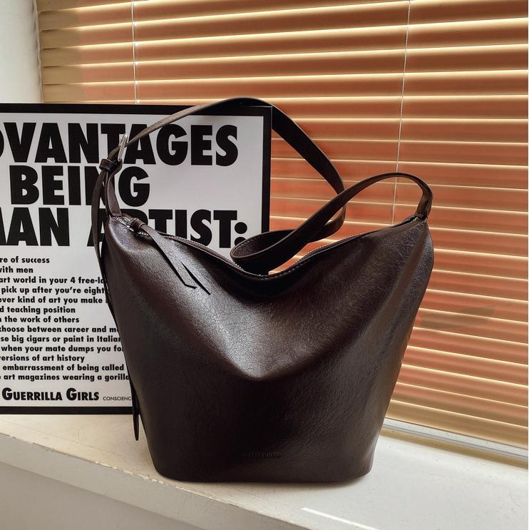 Bolsas de textura retro de estilo universal para mujeres de gran capacidad 2025 nuevo estilo universal bolsas de cubo de hombro nicho bolsas de bolsas de饺os de viaje