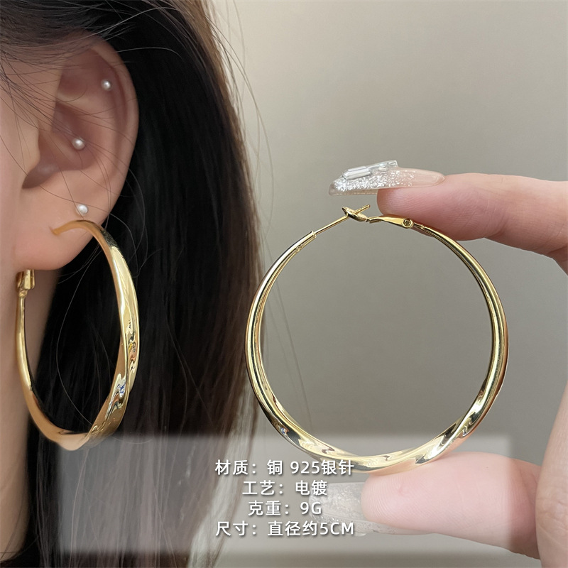 2025 nuevo estilo verano de moda anillo plateado círculo negro círculo fino temperamento europeo y americano aretes dorados de todo fósforo