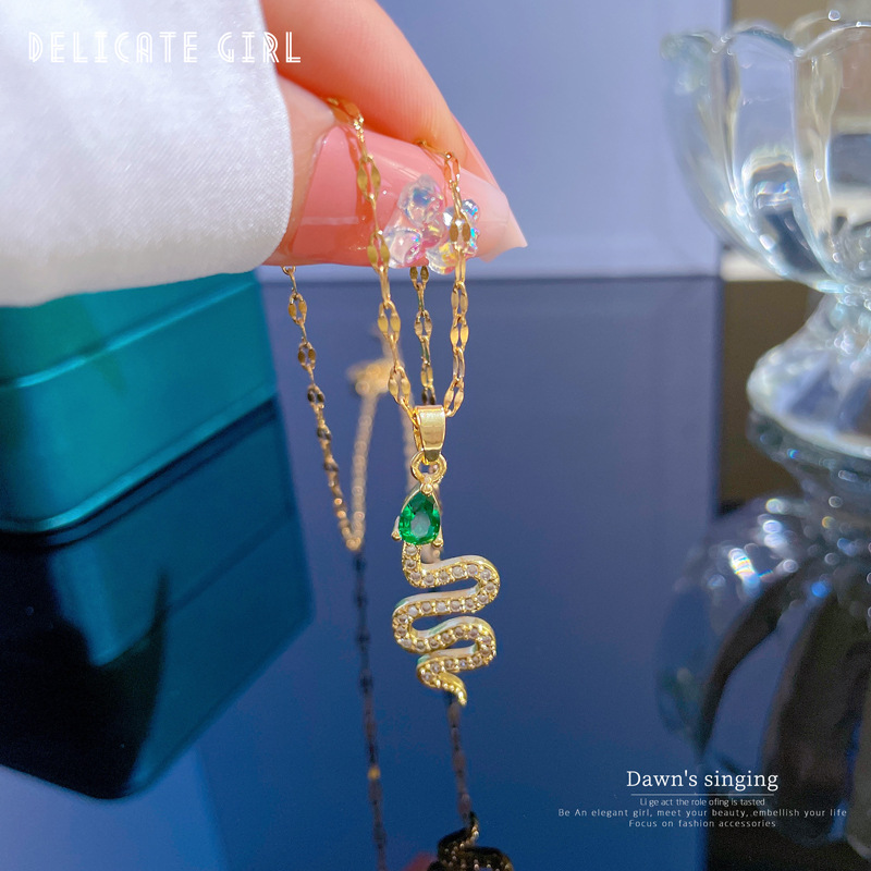 Collar serpiente de oro con piedra verde y cuentas para mujer_voghion.com