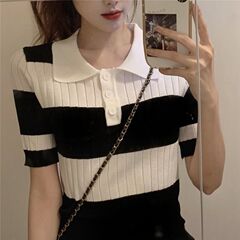 レトロなファッションの洋風の学生の百合の襟の半袖は色のストライプの短いポロシャツのニットのtシャツの上着の女性にぶつかります。
