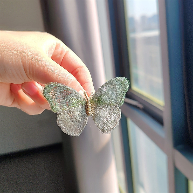 2024 새로운 스타일 슈퍼 페어리 라이트 럭셔리 빈티지 자수 나비 브로치 꿈꾸는 컬러 우아한 코세이지 의류 액세서리 여성