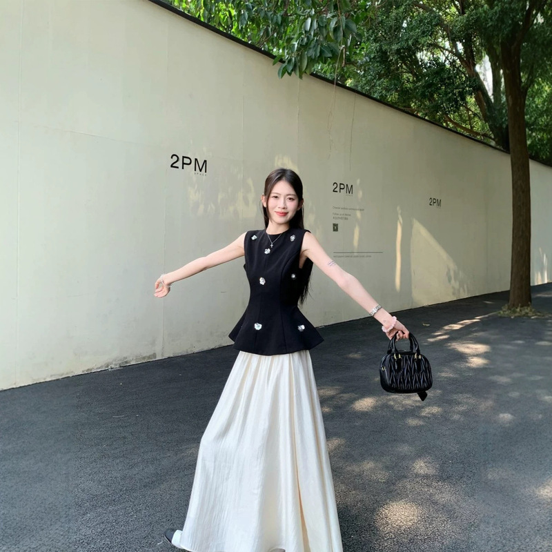 Korean Fashion Sleeveless Black Heavy-Duty Design Vest Top for Women Summer Slim Fit Elegant Waist-Cinching Skirt Set Korean Fashion Sleeveless Black Heavy-Duty Design Vest Top for Women Summer Slim Fit Elegant Waist-Cinching Skirt Set