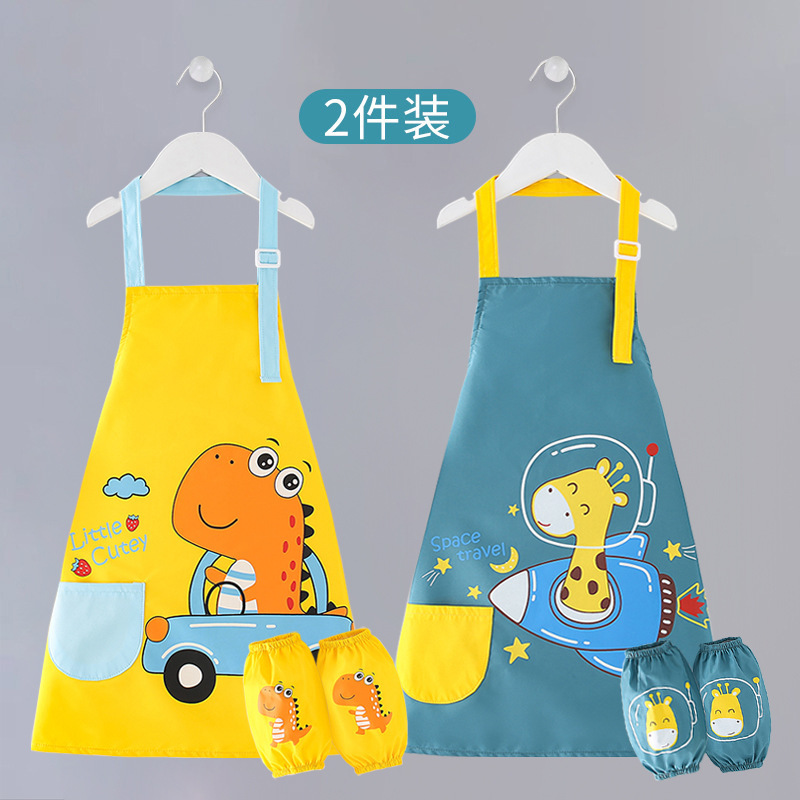 子供のエプロンの絵のカバーの服の男の子の赤ちゃんは食事をします。|undefined