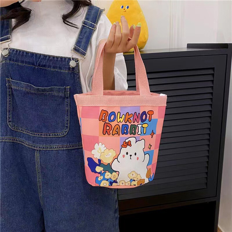 かわいい落書きバケツバッグinsプリント円筒バッグキャンバス弁当袋韓風少女は弁当箱を持っています。|undefined