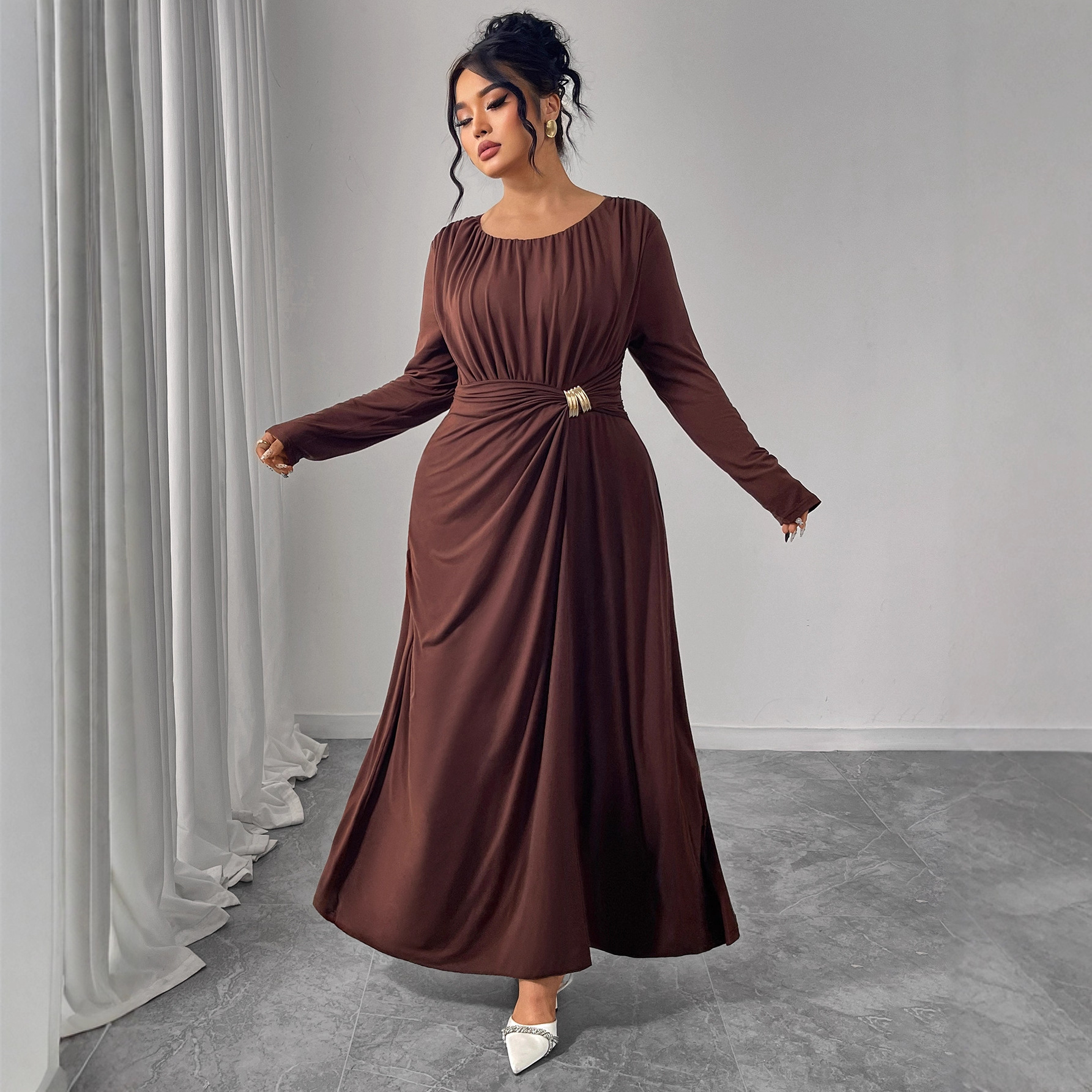 This autumn and winter new coffee-colored dress is a plus-size European and American women's dress with a round neck, long sleeves, a cinched waist and pleated design