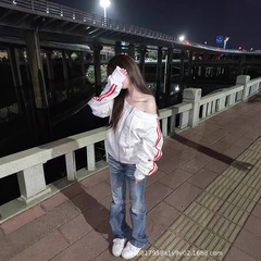 アメリカの一字襟の肩の長袖の衛衣の女性2025新型の春秋ギャルのレジャーの修身運動はやせている上着を現します。