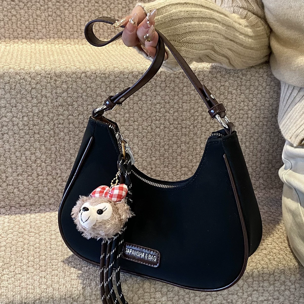 Премиум чувство маленькая сумка женская 2024 зима новая дикая сумка с одним плечом под мышкой ретро матовая ручная угловая сумка