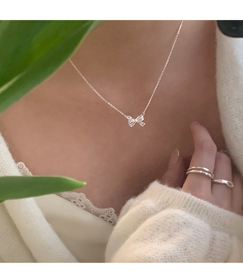 Collana con fiocco cavo da donna, design di nicchia di lusso leggero, cravatta a nastro d'amore, catena di clavicole, collana regalo in acciaio al titanio_voghion.com