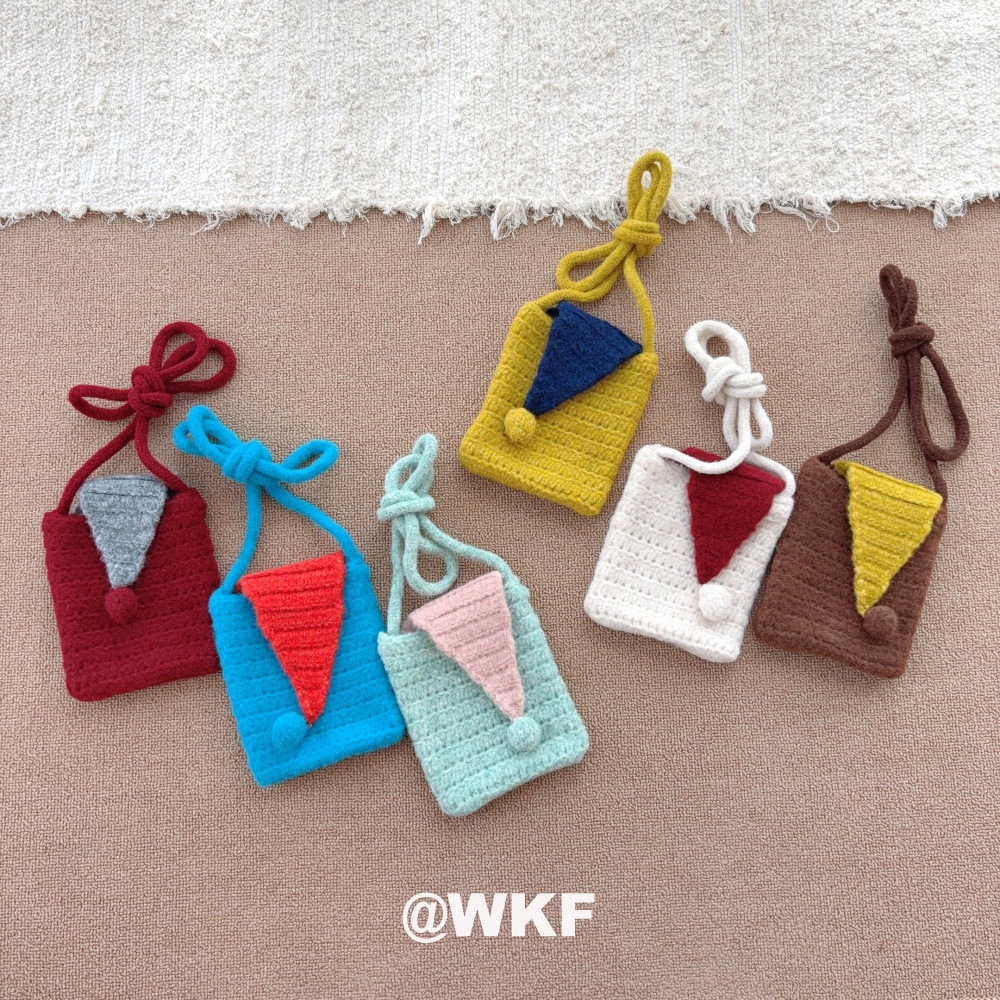 Korean-style color-blocked clown-themed handmade knitted children's phone bag, simple and casual, versatile knitted shoulder bag, lightweight and perfect for carrying small items
