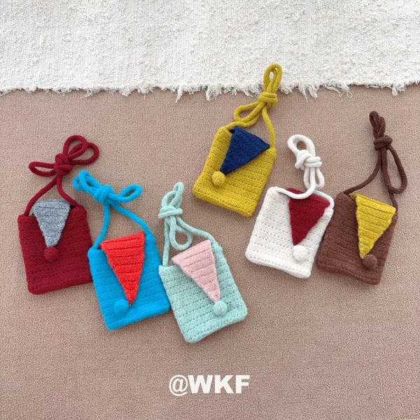 Korean-style color-blocked clown-themed handmade knitted children's phone bag, simple and casual, versatile knitted shoulder bag, lightweight and perfect for carrying small items