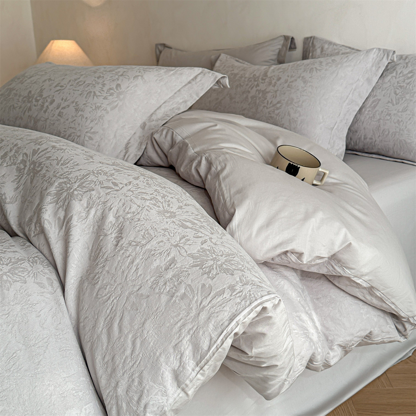 100% algodón brillante relieve tridimensional jacquard de alta calidad cuatro piezas de ropa de cama tres piezas de regalo