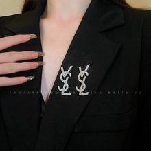 韩国轻奢镶钻字母胸针小众时尚防走光胸花简约气质高级感西装配饰