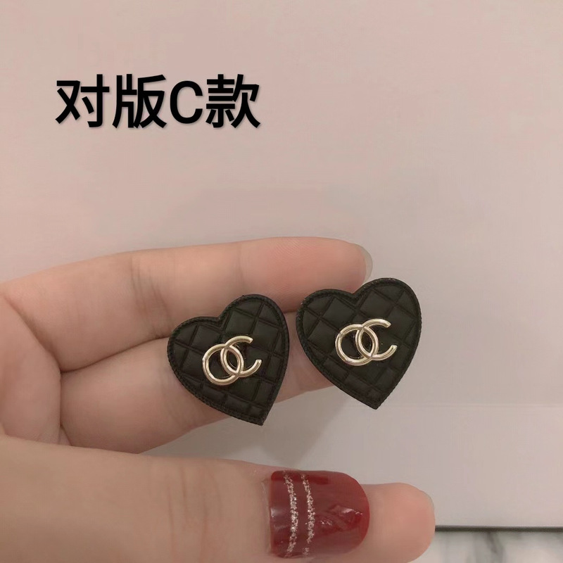 Japanese and Korean style simple love Chanel style earrings design paint C style letter earrings ins French style home earrings