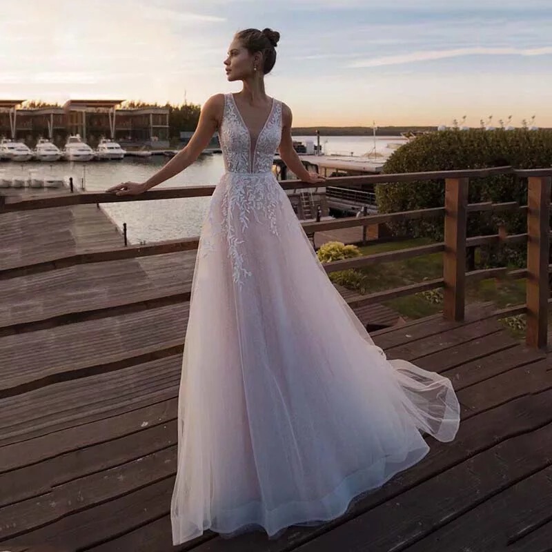 Foreign Trade Light Pink Princess Wedding Dress Sleeveless Applique Wedding Dress V-neck Tulle Bridal Wedding Dress Bohemian Tail Wedding Dress