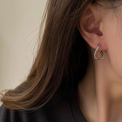 Korean Version 925 Silver Needle Hollow Möbius Earrings for Women: Retro Fashion, Simple, Distorted Hoop Earrings, Trendy