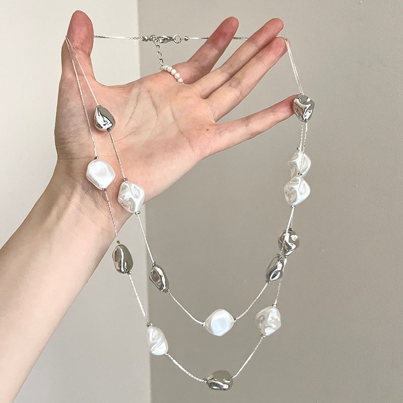 不規則な長いタイプの真珠のネックレスのフランス式の軽い豪華な気質のセーターのチェーンの小さい大衆のシンプルで高級感の項は卸売りの女性を飾ります。