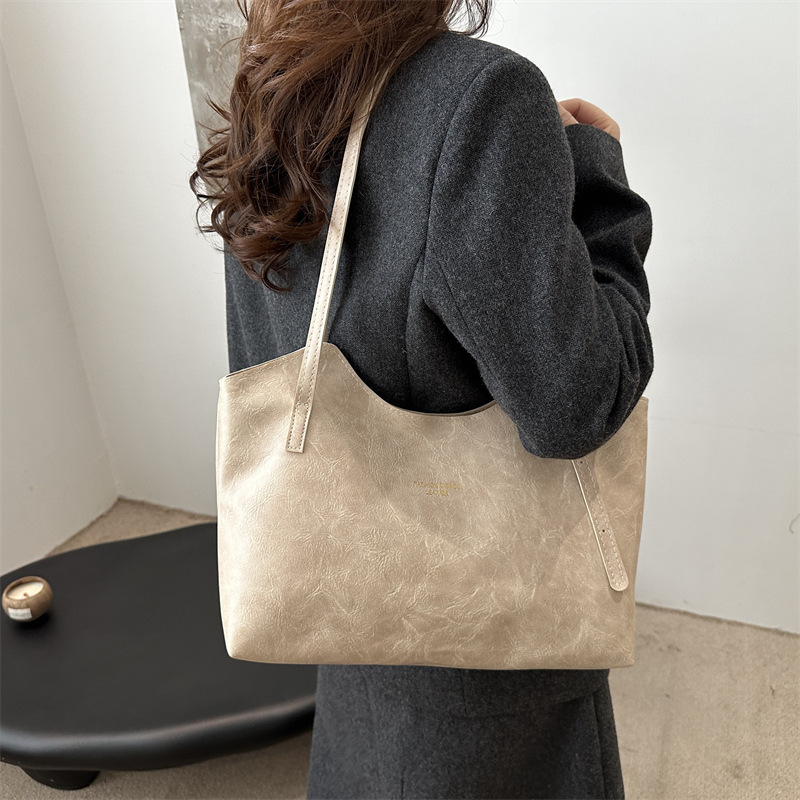 Retro 2024 invierno de mujeres nuevas bolsas de viaje de moda bolsas de hombro portátiles de moda simple bolsas de gran capacidad para mujeres