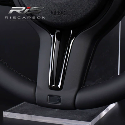 Steering wheel adapter suitable for