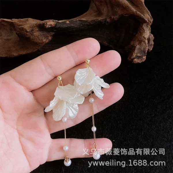 New Earrings 2023 Super Fire Temperament High-end Cool Cool Style Spice Girls Tassel Super Fairy Drop Sense Big Round Face Women