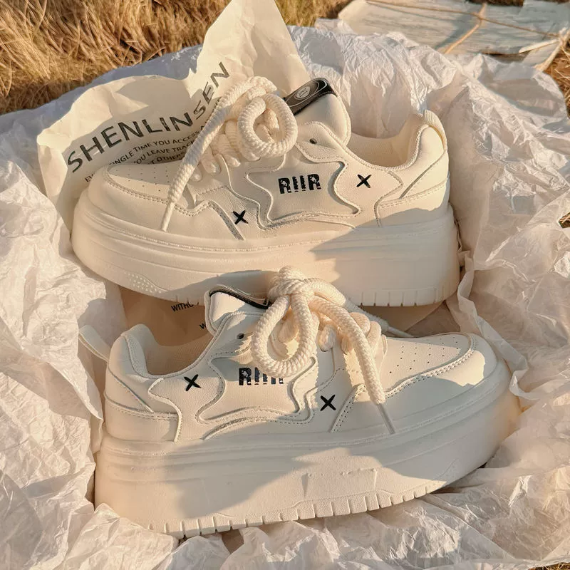 Толстая подошва, увеличенные маленькие белые туфли, женщины 2024 новый летний дикий маленький молочный fufu студенческие кроссовки, повседневные кроссовки