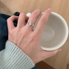 小衆気質星ジルコン指輪女性シンプルins冷淡風願い事星四芒星は指輪の潮を調節できる