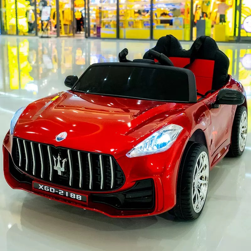 Fábrica directa coche eléctrico infantil de cuatro ruedas juguetes para niños se pueden sentar hombres y mujeres coche de control remoto carga swing
