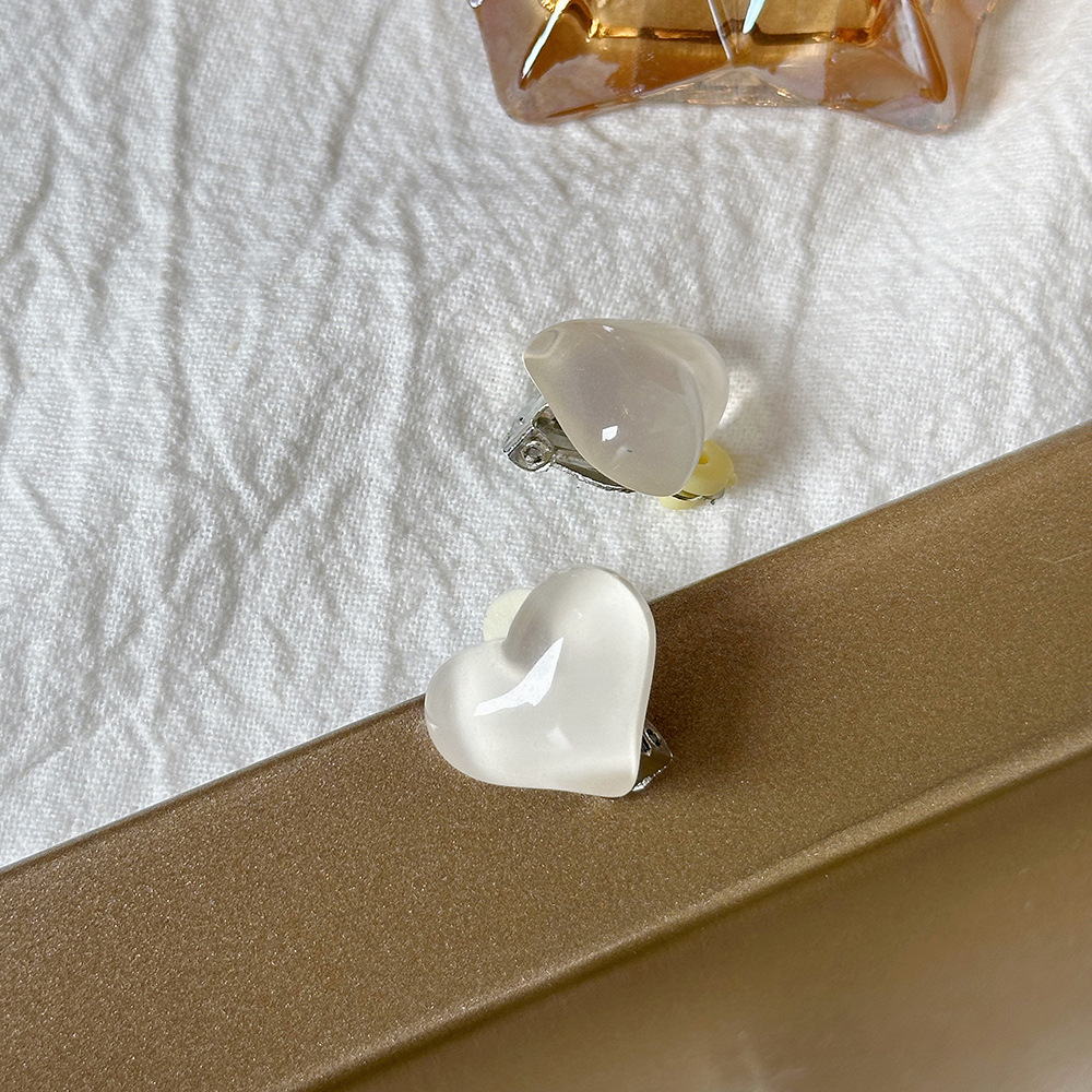 Versión coreana del clip para la oreja sin orejas de la celebridad de Internet clip para la oreja triangular con incrustaciones de diamantes de alta calidad Pendientes de Yiwu de temperamento simple femenino al por mayor