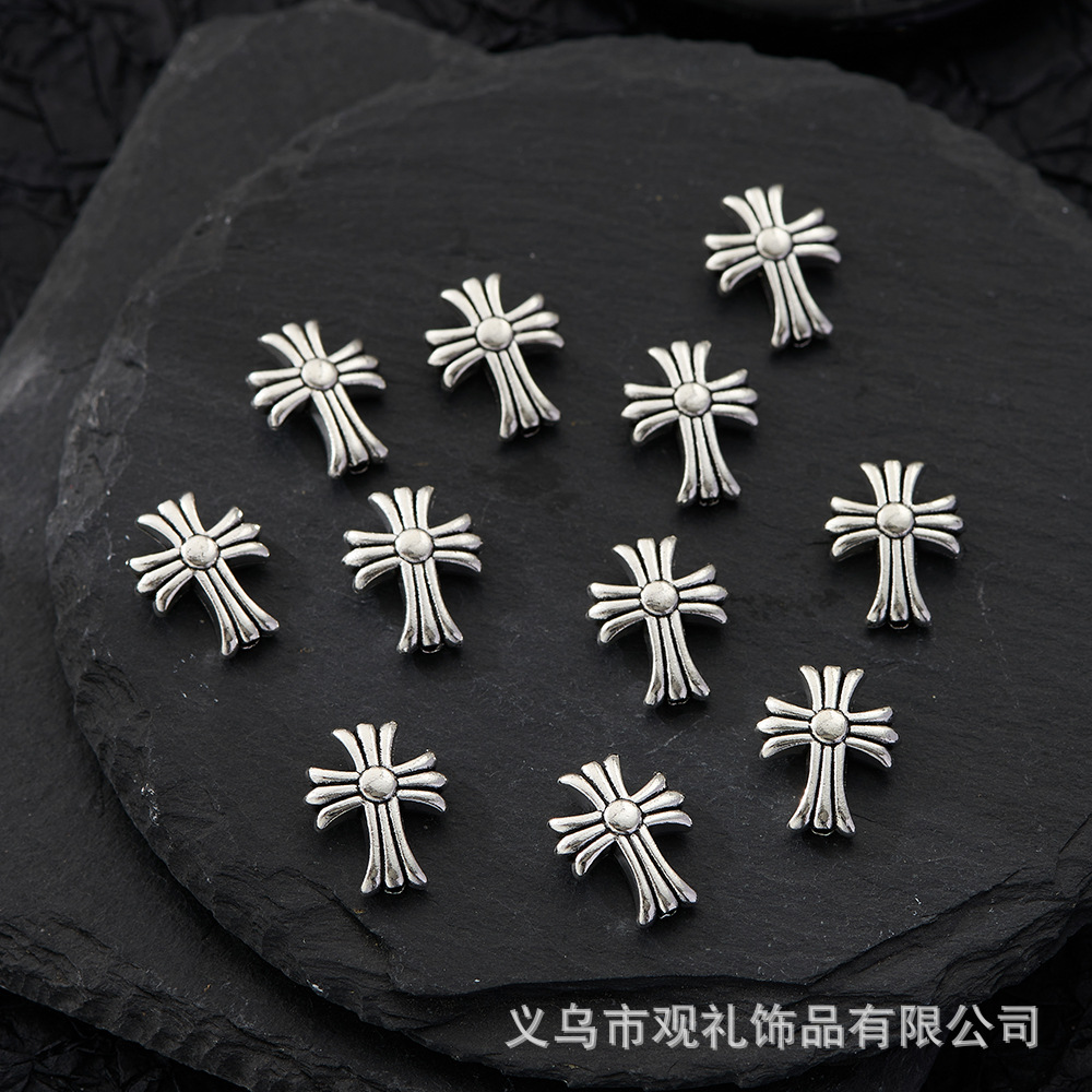 Retro clásico Croce Heart Cross agujero recto plata antigua plata tibetana plata brillante aleación de material diy accesorios espaciador de perlas