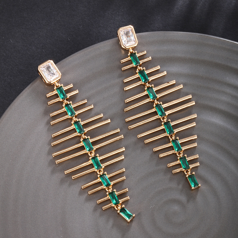 Joyas Xuping coloridas gemas artificiales personales pendientes de hueso de pez pendientes de lujo ligero de alto nivel de Europa y América nicho joyas de orejas para mujeres