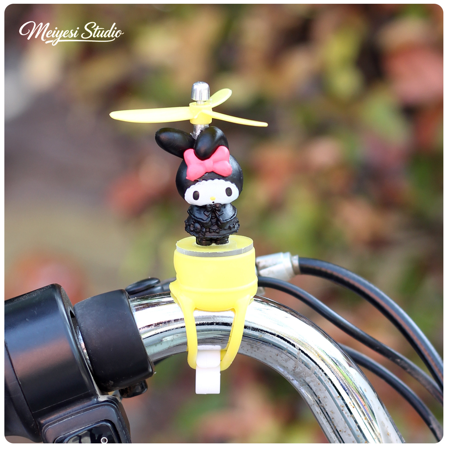 Cute molino de viento bicicleta coche de batería decoración accesorios para automóviles eléctricos muñecas de motocicleta muñecas decoración colgante