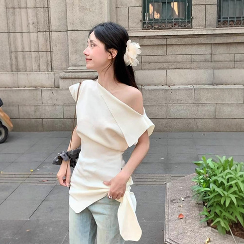 Small crowd irregular and beautiful slanting shoulder short-sleeved T-shirt women's summer design figure-fitting and slimming off-shoulder Korean top