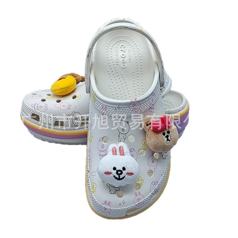 Клон Crocs 2025 Brown Bear Cloud Shoes для женщин и взрослых с мультяшным принтом и пляжными шлепанцами и тапочками оптом
