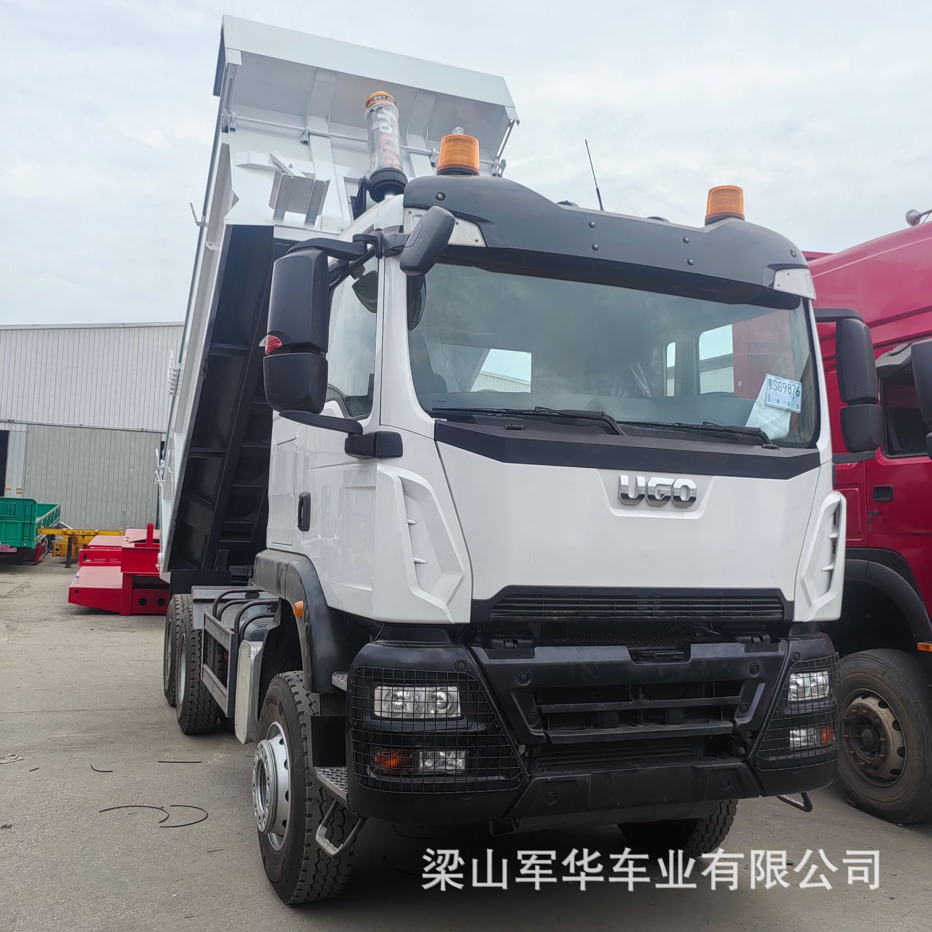 Export cargo box dump truck 371 horsepower dump truck for mining infrastructure transportation rear eight-wheel dump truck