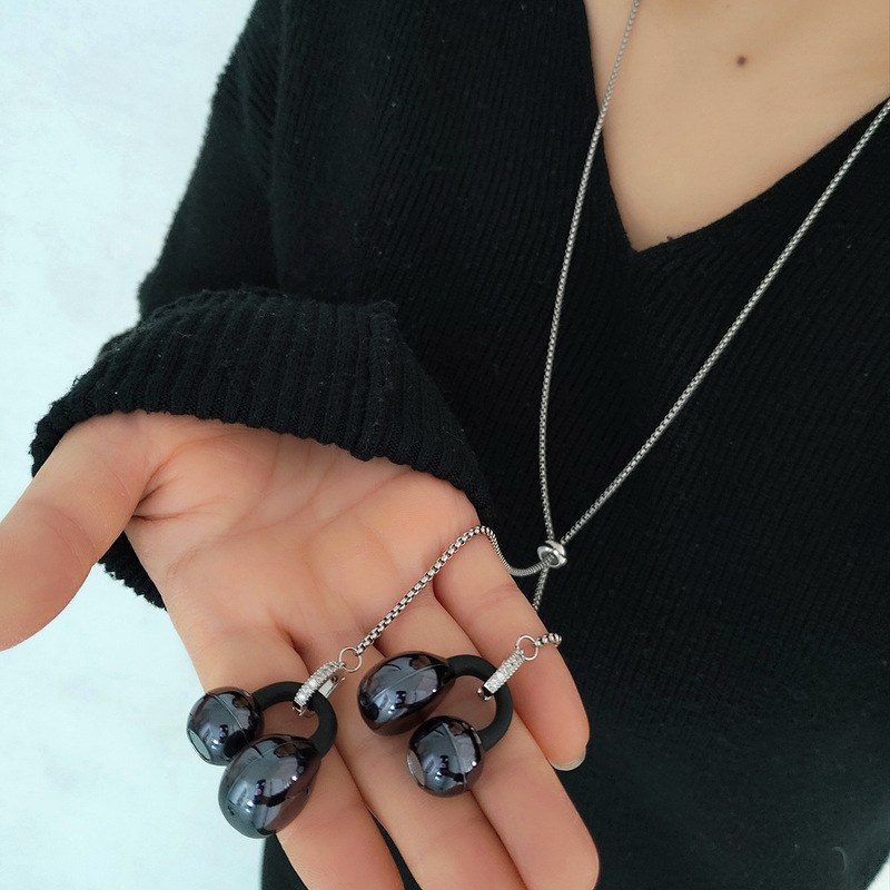 Vintage High Street Headphone Necklace for Men, Trendy Hip-Hop Titanium Steel Pendant, Simple Niche Design, Personalized Sweater Chain for Women Vintage High Street Headphone Necklace for Men, Trendy Hip-Hop Titanium Steel Pendant, Simple Niche Design, Personalized Sweater Chain for Women