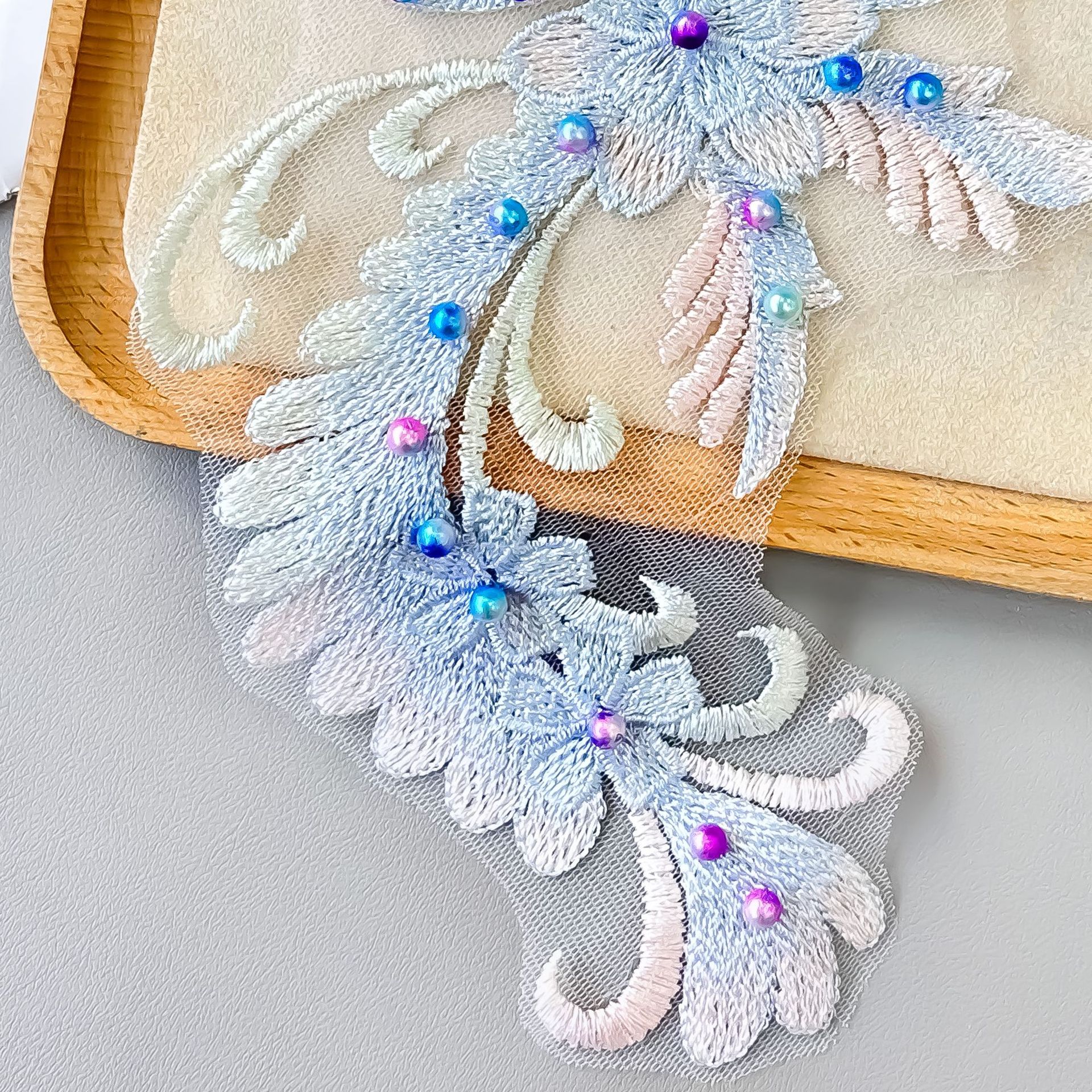 Mesh bordado cuentas de clavos decal de encaje tridimensional primavera y verano estilo nacional ropa de niños vestido princesa accesorios de ropa de China pectoral pegatinas de tela