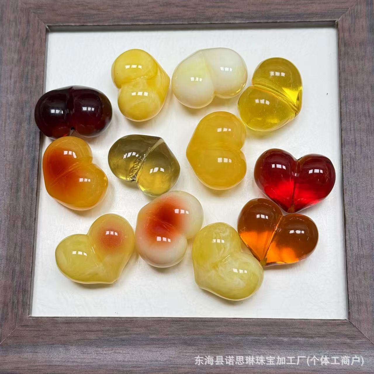 二代蜜蜡屁桃爱心吊坠配饰焦糖金珀爱心diy配件厂家批发小红书网