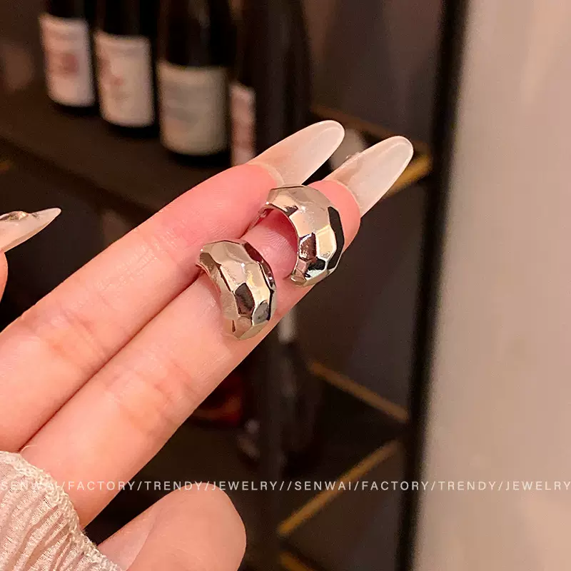 ins潮蹦迪银色C型金属耳钉女小众高级感气质耳环新款简约通勤耳饰