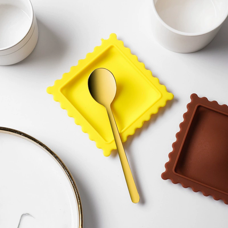 Dongguan spoon mat thermal insulation anti-desktop cartoon kitchen biscuit holder hot mat spoon mat silicone creative