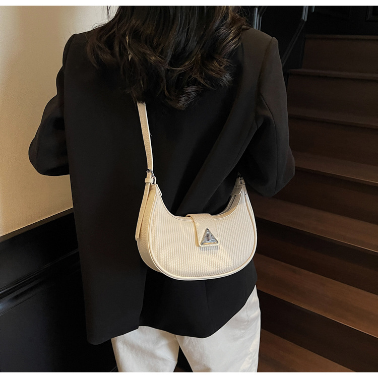 The 2025 new underarm bag for women is a simple and versatile single-shoulder crossbody bag. It is a popular and niche designer crescent-shaped women's bag undefined