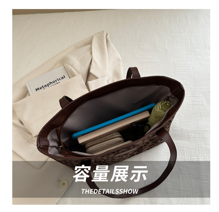 This is a new 2024 trendy and stylish large-capacity handbag for women. It is a fashionable and stylish single-shoulder tote bag for autumn and winter undefined