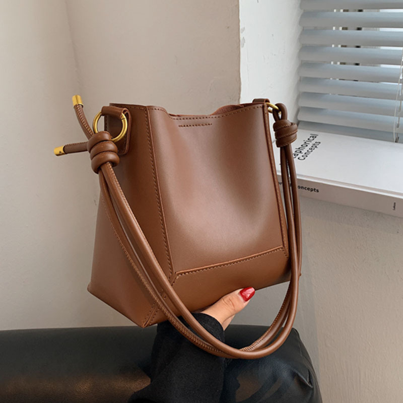 Large bag women's bag 2022 new fashion large-capacity simple shoulder messenger bag retro texture bucket bag
