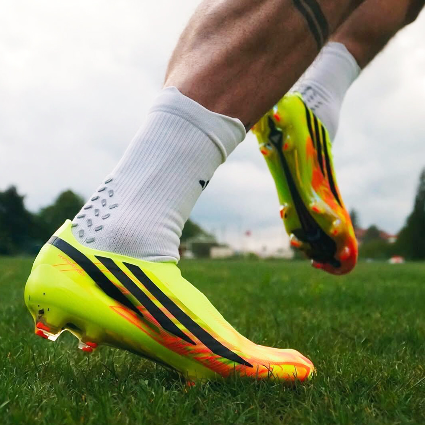 F50 zapatos de fútbol masculinos FG clavos voladores plumas luz zapatos de entrenamiento transpirables sin cordones césped natural artificial Copa del Mundo image 4