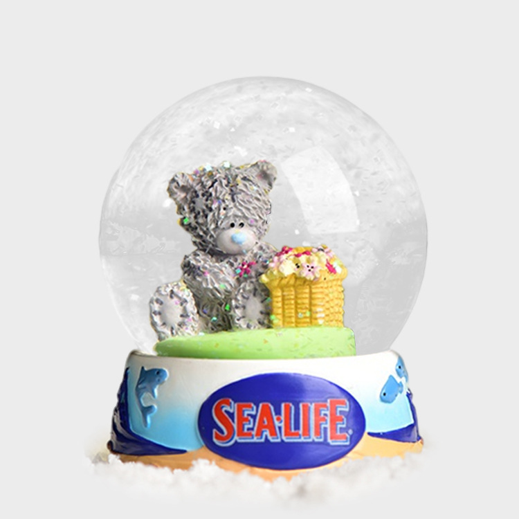 Bola de cristal de resina decoración giratoria nieve función bola de agua dibujos animados vidrio bola de agua festival productos promocionales apoyo al por mayor