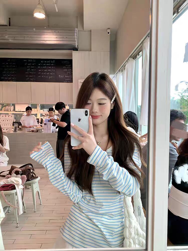 Jiaoxiting Blue V-Neck Striped Sun-Protective Long-Sleeve T-Shirt for Women, Korean Style Relaxed and Lazy Loose-Fitting Top for Women