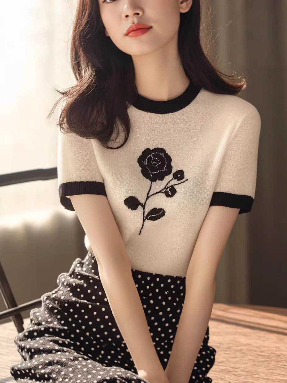 Áo thun nữ ngắn tay chất liệu cotton pha sợi mát, form ôm nhẹ — trắng