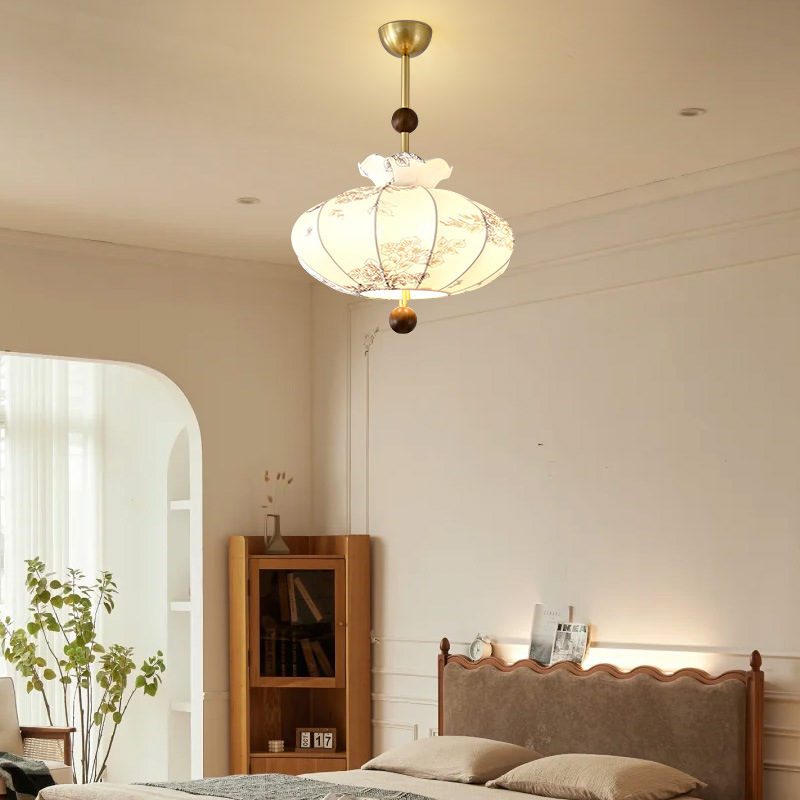 Araña de dormitorio retro de estilo francés, patrón de tela, restaurante medieval, madera maciza Nanyang, viento silencioso, luz principal de la habitación cálida